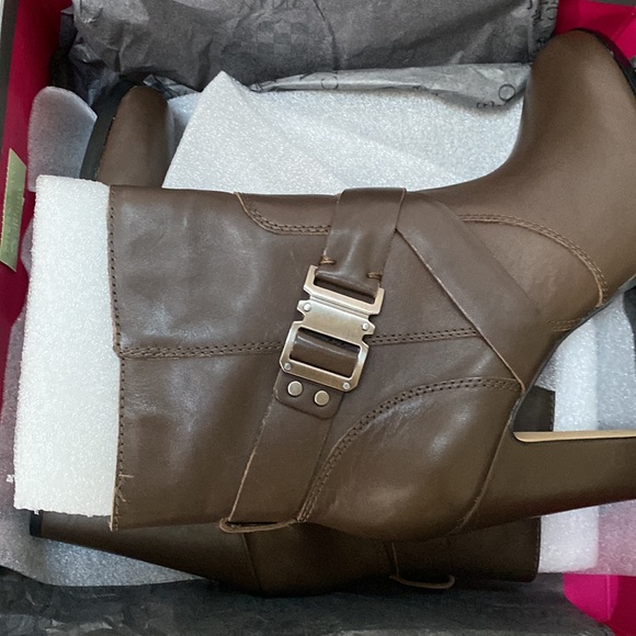 Vince Camuto Bootie . Size 9 Khaki Grey - Picture 10 of 10